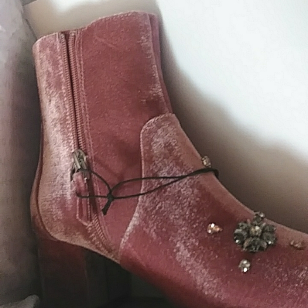 Who What Wear Pink ALESSIA EMBELLISHED VELVET ANKLE BOOT w/ Block Heel NIB - Picture 5 of 9